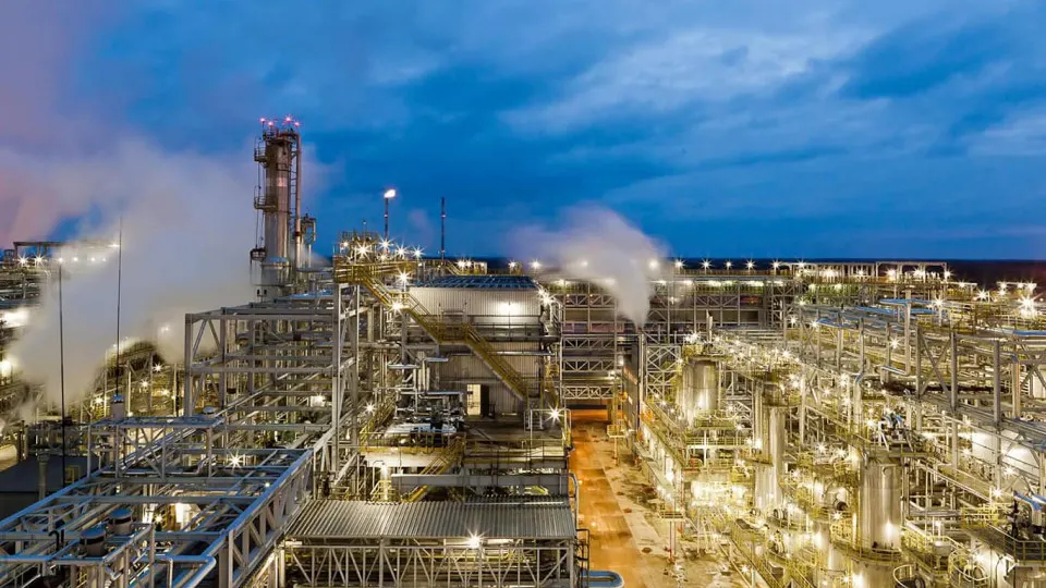 После атаки беспилотников нефтеперерабатывающий завод в Ленинградской области приостановил переработку и остановил отгрузки: повреждены ключевые технологические объекты, ремонт может занять месяцы.