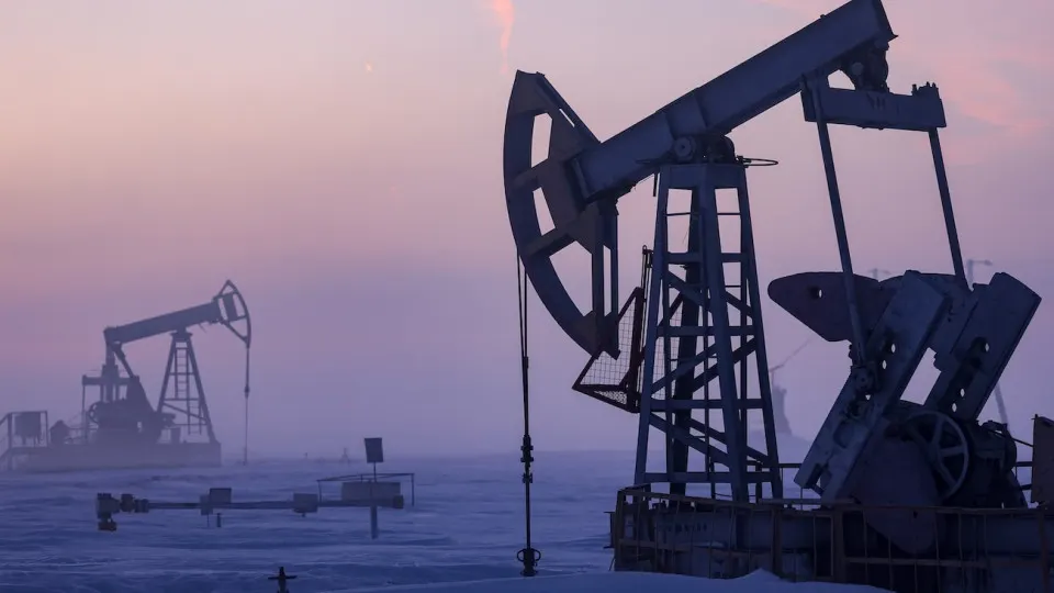 Минэкономразвития ожидает, что добыча нефти в 2026 году сократится до примерно 511 млн тонн — четвёртый год падения на фоне сокращения бурения, ухудшения финансового положения компаний и структурных ограничений.