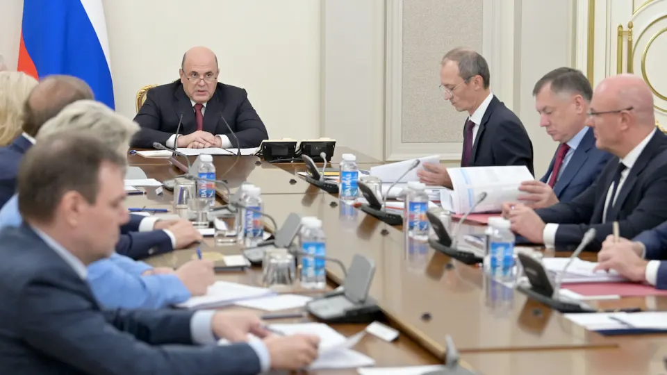 Кабмин утвердил меры по стабилизации внутреннего рынка топлива: крупнейшие нефтяные компании подпишут соглашения с Минэнерго и ФАС, которые будут регулировать объёмы производства, отгрузки и цены на АЗС на фоне серии ударов беспилотников по нефтяной инфраструктуре.