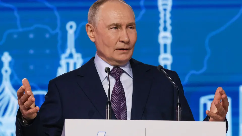 Президент предложил активнее трудоустраивать участников боевых действий в отраслях промышленности для укрепления технологического суверенитета и ускоренного внедрения критически важных разработок.