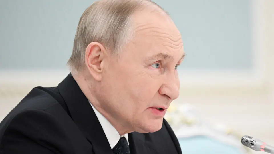 Власти заявили о задаче увеличить число иностранных студентов до 500 тыс. к 2030 году — сейчас их более 300 тыс., большинство платят за обучение. Одновременно фиксируется активная вербовка иностранцев в вооружённые силы через рекламные кампании и вузы; независимые оценки называют тысячи завербованных и сотни погибших.