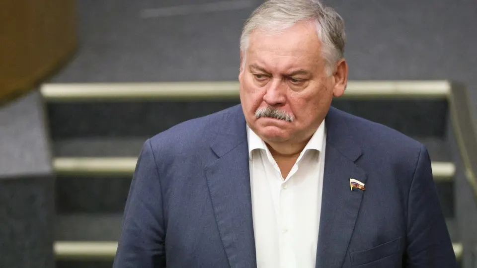 Первый зампредкомитета Госдумы Константин Затулин заявил, что Латвия и Эстония нарушили данные при выходе из СССР обещания по положению русскоязычного населения и углубились в русофобию. На фоне этого в парламенте обсуждается законопроект, позволящий применять войска за рубежом для защиты россиян; западные разведки и аналитики предупреждают о рисках эскалации с участием НАТО.