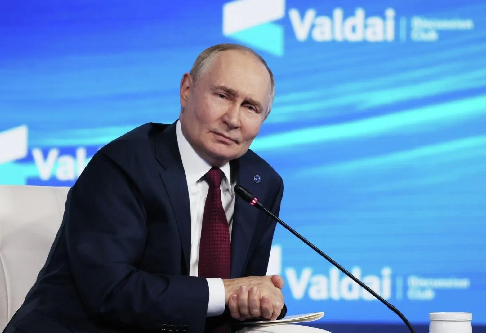 Международный уголовный суд разъяснил, что приглашение на переговоры само по себе не освобождает от исполнения ордера на арест, выданного в 2023 году; приостановка преследования возможна лишь через резолюцию Совбеза ООН по Главе VII.