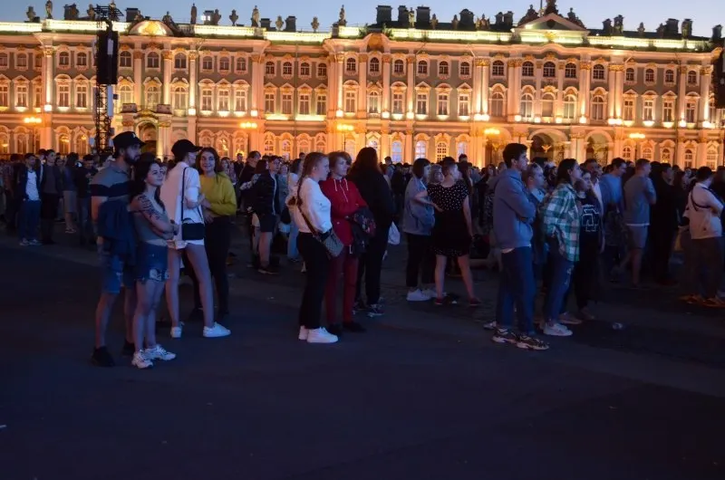В ночь с 27 на 28 июня в Петербурге пройдёт «Алые паруса — 2026» для около 66 тысяч выпускников. Правительство утвердило 300 приоритетных образовательных программ и расширяет число бюджетных мест; в Смоленске 26–28 июня пройдёт День молодёжи с концертами и интерактивными площадками.