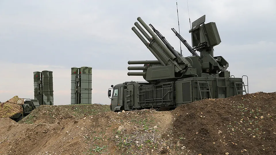По данным украинского эксперта, новый российский комплекс радиоэлектронной борьбы глушит сигнал Starlink в диапазоне 14–14,5 ГГц; случаи его применения фиксировались с 2024 года, а в России ужесточили правила ввоза спутникового оборудования.