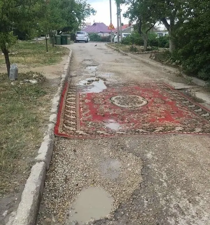 В Госдуму внесён проект, который разрешает жильцам менять асфальт во дворах и на локальных дорогах без согласования — сейчас за такие действия предусмотрен штраф до 10 тысяч рублей. Правительство проект не поддержало, указав, что ремонтом должны заниматься специалисты.