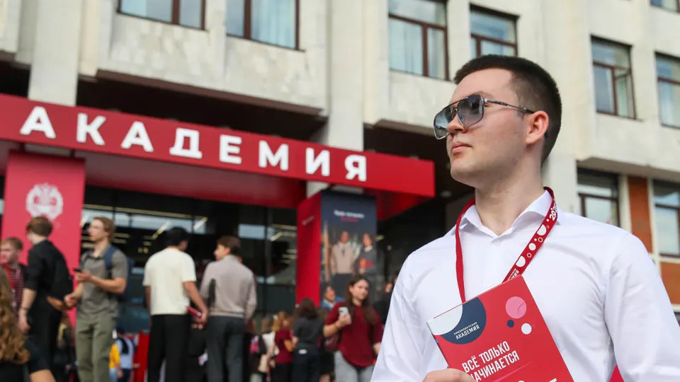 Студентам предлагают годовую службу в добровольческом отряде с ежемесячными выплатами 200 тыс. руб., премиями за сбитые БПЛА и социальными гарантиями; контракт заключается с Минобороны, добровольцев не будут направлять в зону СВО. Набор студентов в войска беспилотных систем идёт по всей стране.