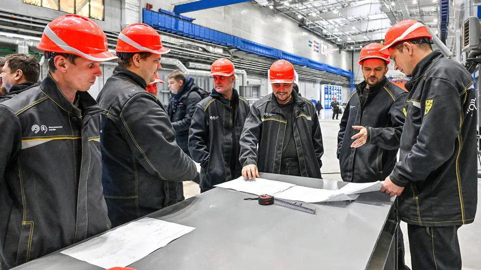 Около четверти переработок оформляются официально, многие сотрудники не получают полной компенсации; основная причина — дефицит кадров, а новые правила увеличили годовой лимит сверхурочных.