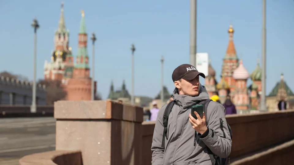 Правительство планирует создать централизованную систему учёта идентификаторов мобильных устройств (IMEI). Операторы будут вносить данные в базу и блокировать сим‑карты на запрещённых аппаратах; постановление должно вступить в силу 1 марта 2027 года.