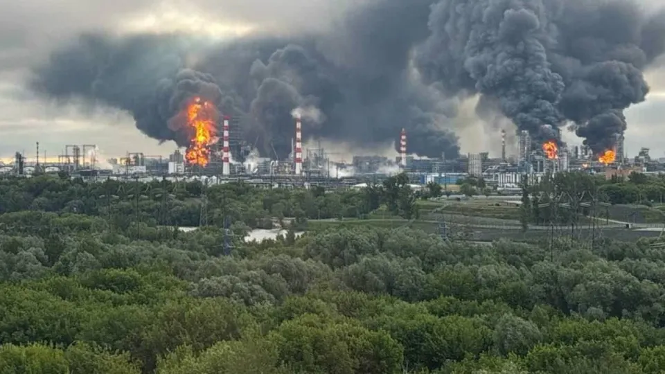 Собеседники сообщают, что западная развединформация помогала ударам по нефтеперерабатывающим заводам и военным целям в глубине России; последствия ударов привели к снижению переработки и ограничениям на продажу топлива в регионах.