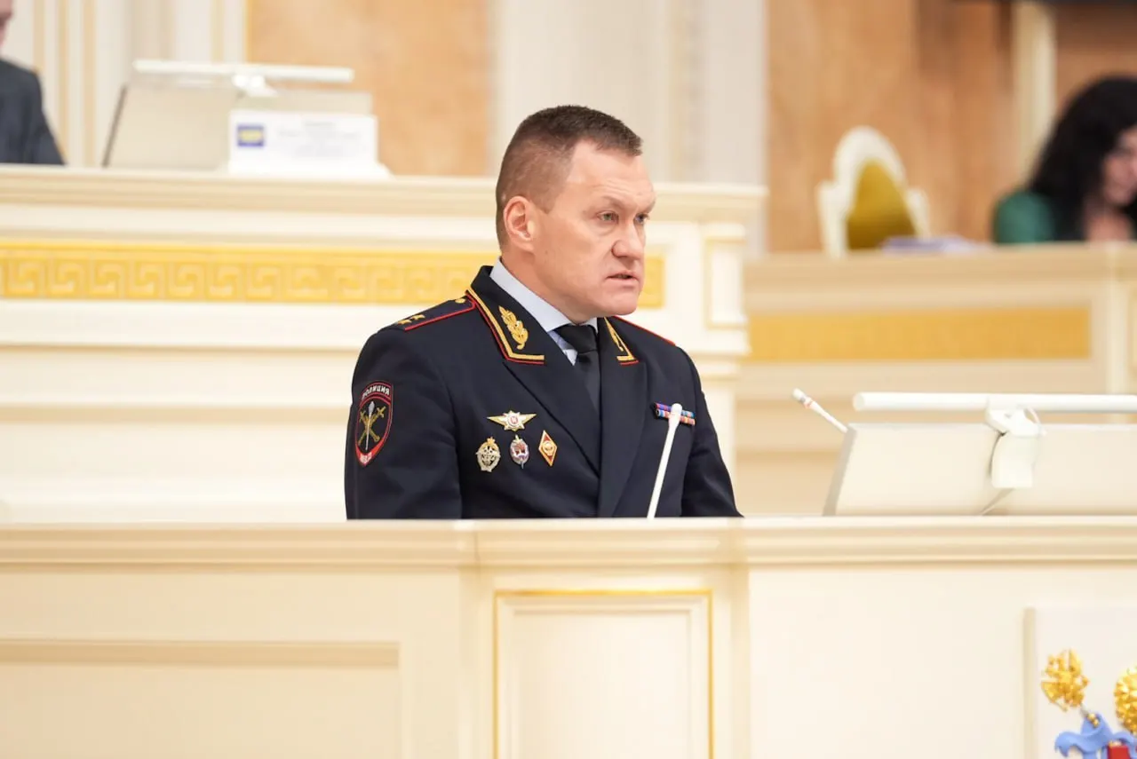 Евросоюз расширил санкции — в список попал начальник ГУ МВД по Петербургу и Ленобласти. Романа Плугина обвиняют в ответственности за аресты участников акций памяти Навального и уличных музыкантов; попавшим под санкции запрещён въезд в ЕС и замораживаются счета.