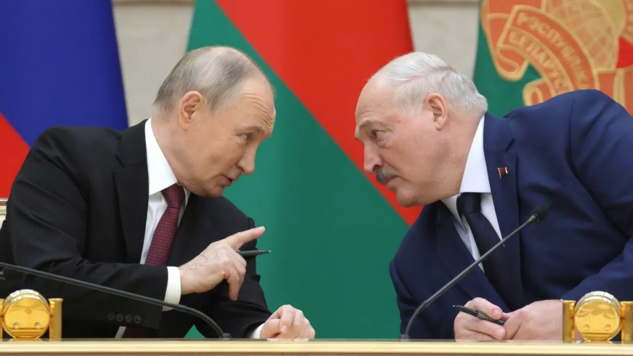 26 июня лидеры России и Беларуси встретились в закрытом формате на Валдае. Официальных комментариев не последовало — встречу связывают с обострением на белорусско‑украинской границе и недавними переговорами Минска с Киевом.