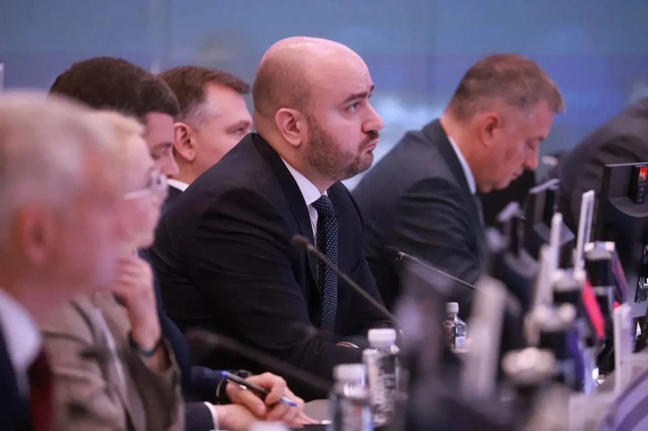 Вячеслав Федорищев участвовал в совещании под руководством вице‑премьера Александра Новака: обсуждали поставки бензина и дизеля в регионы, координацию действий и меры по стабилизации рынка.