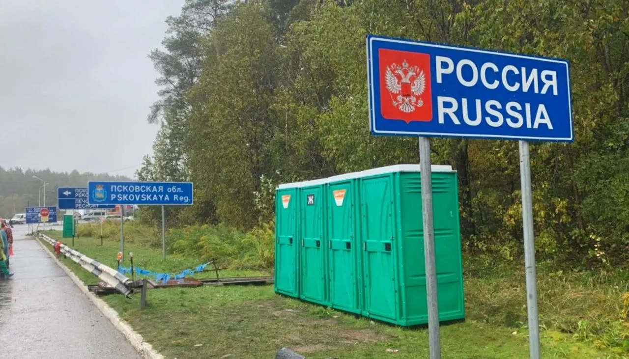В 21-м пакете санкций ЕС предусматривается запрет на въезд в Шенген для тех, кто служил в российских вооружённых силах или в прокси‑группах с начала полномасштабного вторжения. Правозащитники и эксперты указывают на неопределённости в критериях и практических трудностях применения меры.