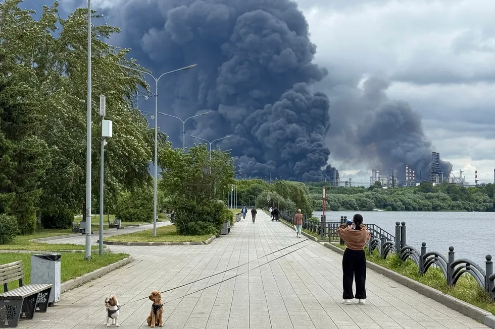 По состоянию на 29 июня большинство крупных нефтеперерабатывающих заводов в европейской части России пострадали от ударов беспилотников — неатакованными остаются только Омск и Ангарск. Атаки привели к локальному топливному кризису и ограничениям на продажу бензина.