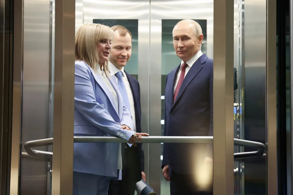 Руководители силовых структур лоббируют перенос или отмену выборов в Госдуму из‑за ухудшения экономической ситуации и падения рейтингов партии власти; против выступают представители политблока администрации президента и гражданские чиновники.