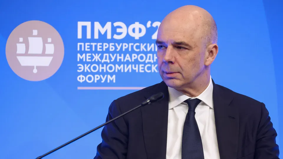 В оперативном докладе Счетной палаты указано, что по предварительной оценке доходы федерального бюджета в 2026 году могут составить 38,2 трлн руб. — примерно на 2,1 трлн (5,2%) меньше, чем предусмотрено законом. Основные причины — недобор нефтегазовых поступлений и влияние укрепления рубля.