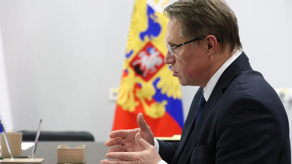 Минздрав сообщает рост приёма в медицинские программы и перевод большинства ординаторов на целевые договоры. Введён закон об обязательной отработке до трёх лет; обсуждаются варианты распространения отработки на другие специальности.