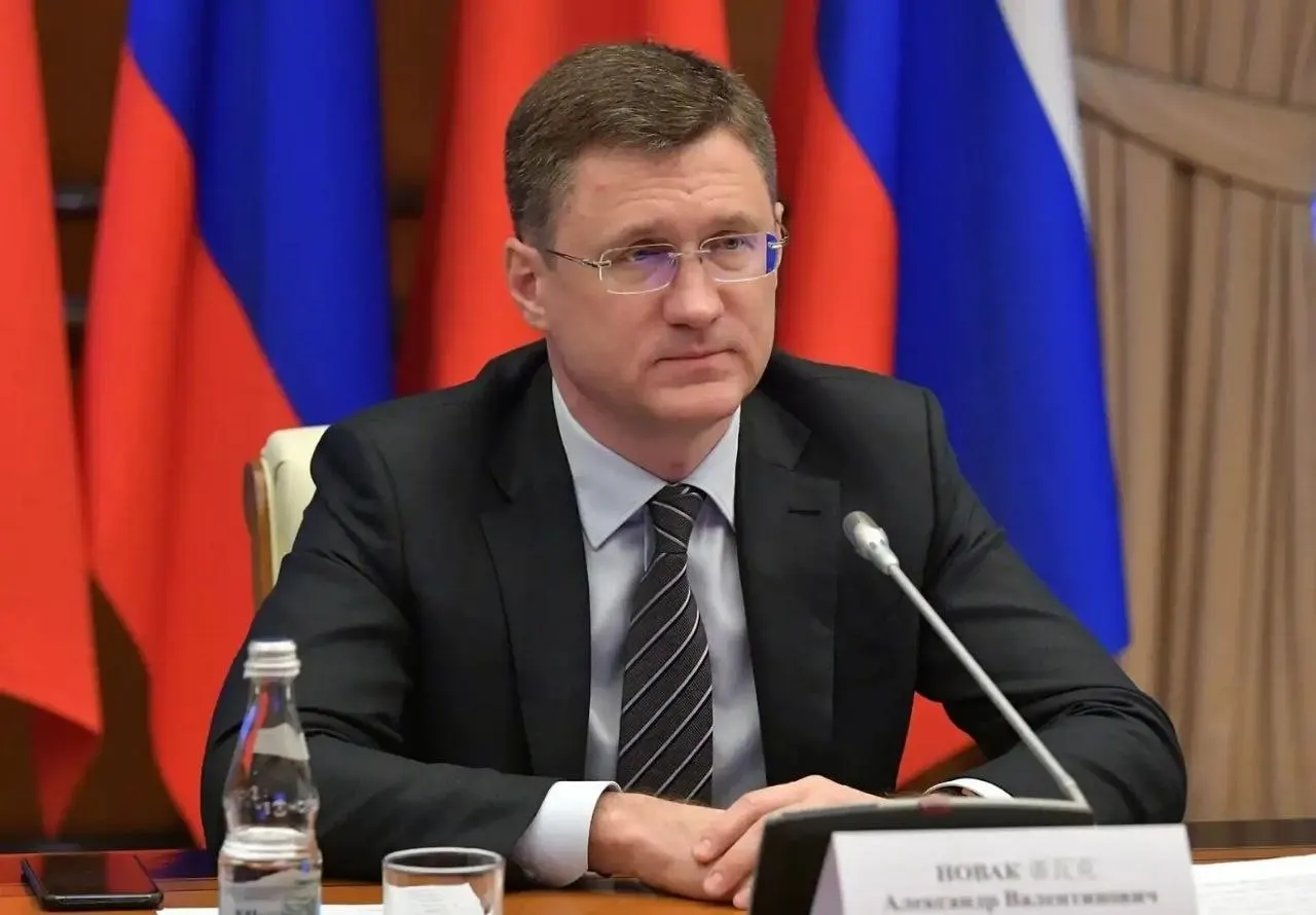 Новак заявил, что в стране достаточно объёмов топлива; ажиотаж поднял спрос на 20–30%. Власти меняют логистику на топливном рынке с учётом потребностей регионов.