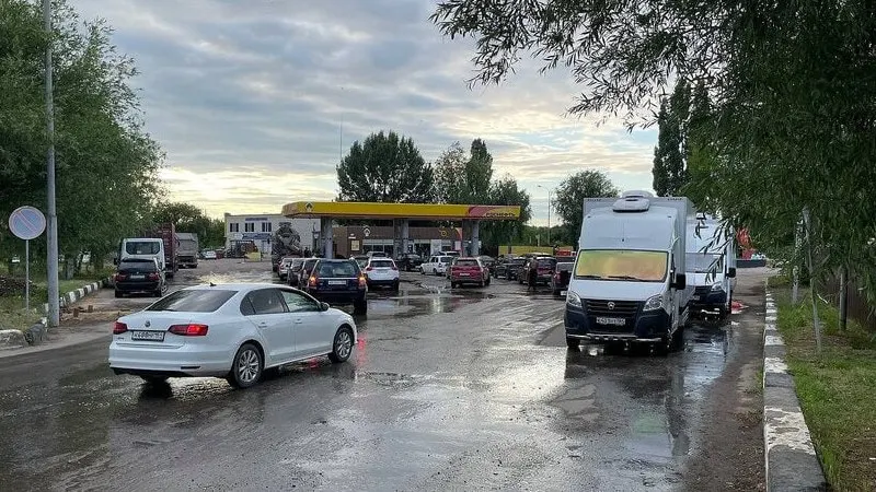 Зампред правительства Александр Новак заявил, что ажиотаж искусственно увеличил спрос на бензин на 20–30%. Власти работают над перестройкой логистики и балансировкой рынка.