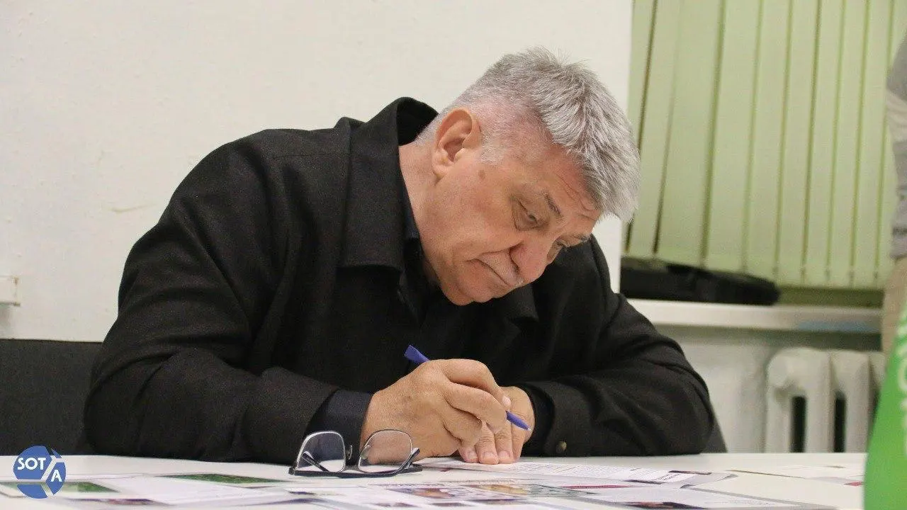 Глава государства направил поздравление в адрес режиссёра, отметив его вклад в развитие кинематографа. В то же время в последние годы Сокуров фактически находится под негласным запретом в России.