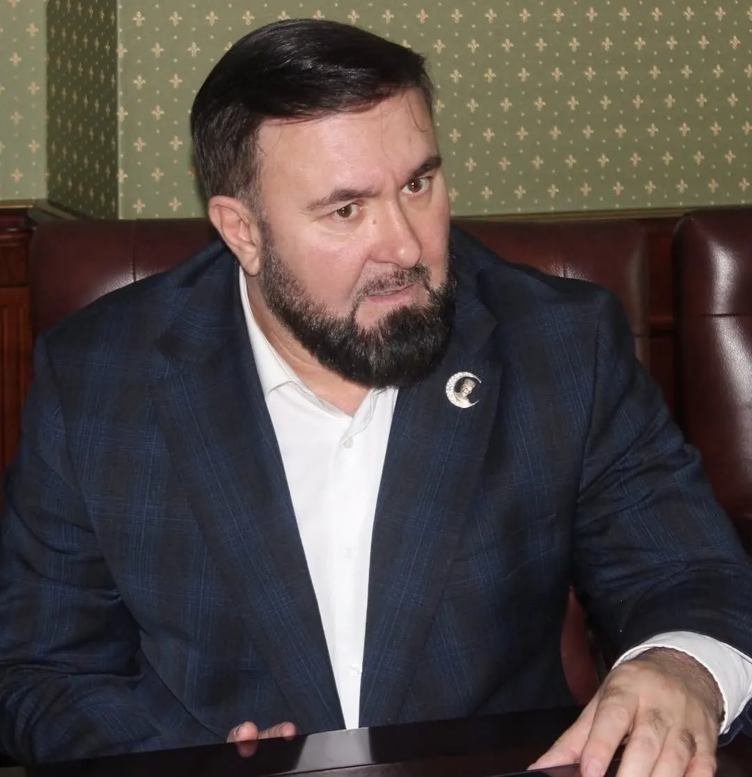 В распоряжении президента от 26 июня указано о поощрении омбудсмена Чечни Мансура Солтаева — ему вручили грамоту за укрепление законности и защиту прав граждан. Солтаев известен критикой правозащитников и связан с громкими случаями, в том числе исчезновением Седы Сулеймановой.