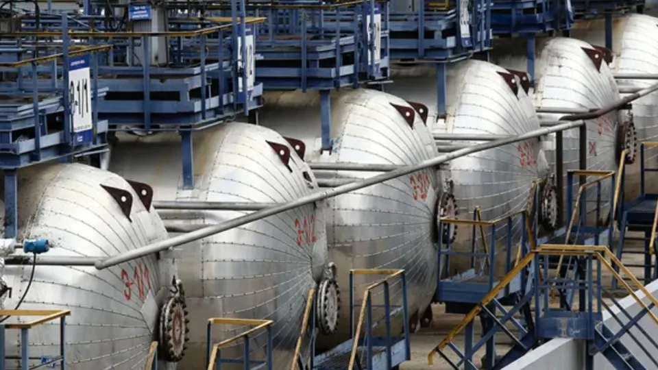 Минимальный объём продаж бензина на бирже предложено уменьшить с 15% до 10% на период с июля по сентябрь 2026 года — высвободившиеся объёмы направят социально значимым потребителям; на фоне ударов по НПЗ рассматриваются и внешние закупки топлива.