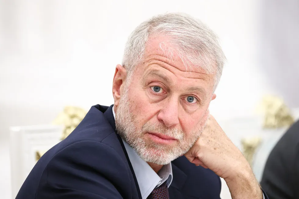 Financial Times сообщает, что российский предприниматель Роман Абрамович в мае 2026 года посетил Киев, встретился с Владимиром Зеленским и передал обращение с предложением личной встречи для передачи Владимиру Путину. Кремль и Офис президента комментариев не дали.
