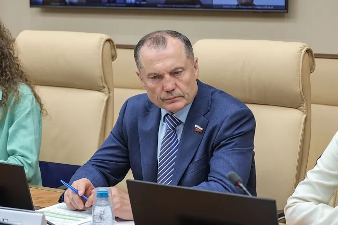 Член Комитета Совфеда по науке и образованию предложил закрепить законодательно формат, при котором студенты вузов и колледжей будут проводить на базовых предприятиях до 50% учебного времени; инициативу мотивируют низкой готовностью выпускников к работе, но вопросы оплаты и защиты прав остаются без ответа.
