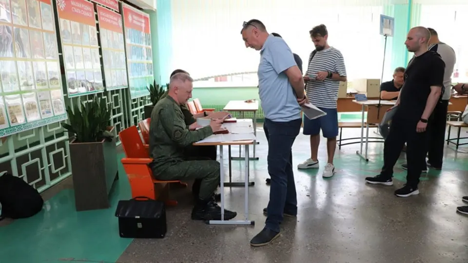 Минобороны Беларуси объявило о плановых манёврах с участием военкоматов в Гродненской области (17–26 июня). Запасников вызывают для сверки учётных данных и участия в сборах; одновременно, по сообщениям источников, Россия усиливает давление на Минск с требованием более активного участия в эскалации конфликта с Украиной.