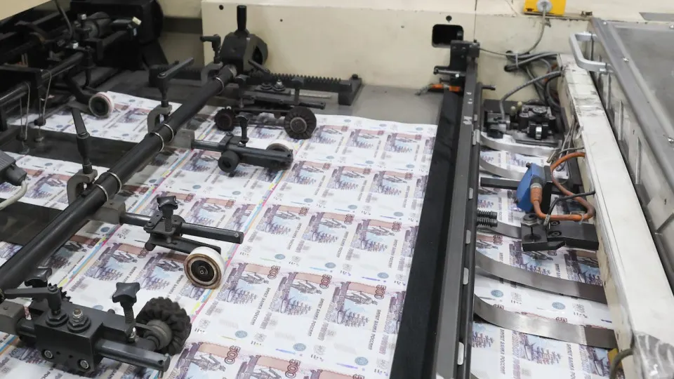Центробанк выдал банкам около 4,75 трлн рублей в виде репо под ОФЗ. Банки покупают государственные облигации, закладывают их в ЦБ и получают кредиты — схема закрывает дефицит бюджета, но усиливает инфляционные риски.