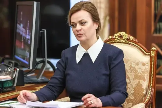 Она назначена статс‑секретарём — заместителем министра обороны и председателем фонда «Защитники Отечества». По данным расследования, у Цивилевой есть родственная связь с президентом.