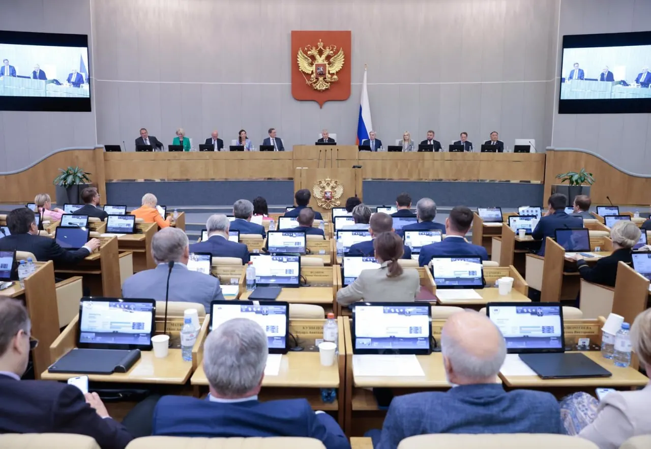 Анализ показывает, что Госдума одобряет 84% правительских и 99% президентских законопроектов, тогда как депутатские инициативы проходят лишь около 25%; правительство доминирует в экономическом и бюджетном законодательстве.