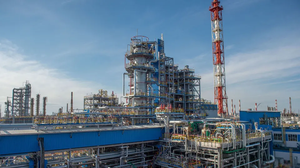 На крупнейшем нефтехимическом предприятии в Салавате с 14 июля приостановлена переработка сырья: повреждены основные установки, восстановление может занять от нескольких недель до месяцев. Это пятое крупное прекращение переработки в июле и усиливает дефицит нефтепродуктов в России.