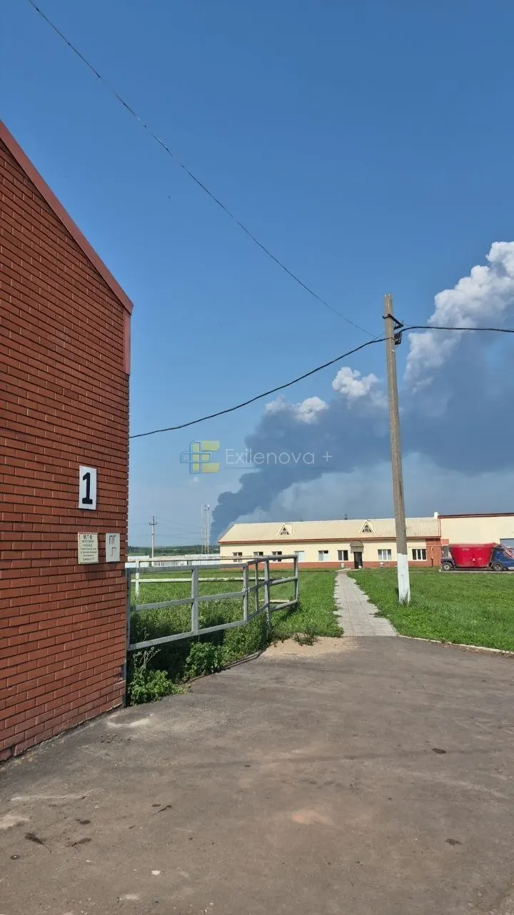 Ночью по нескольким регионам России зафиксированы удары беспилотников: в пригороде Воронежа при падении дрона произошёл пожар с гибелью ребёнка, также повреждены склады маркетплейсов и объекты топливно-энергетического комплекса.