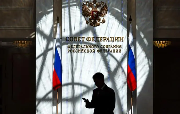 Пакет законов предполагает отказ в ряде консульских услуг, запреты на регистрацию как ИП и самозанятых, ограничение доступа к банковским приложениям и другие меры; Минюст заведёт реестр таких граждан, а судебные расходы будут списываться с их замороженных счетов.