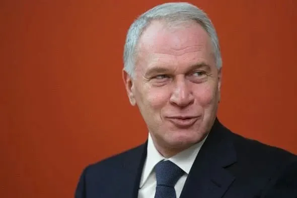 Юрий Ковальчук получил орден III степени «За заслуги перед Отечеством» за вклад в социальные проекты, сохранение культурно‑исторических ценностей и благотворительность; по оценке Forbes он занимает 66-е место в рейтинге российских миллиардеров.