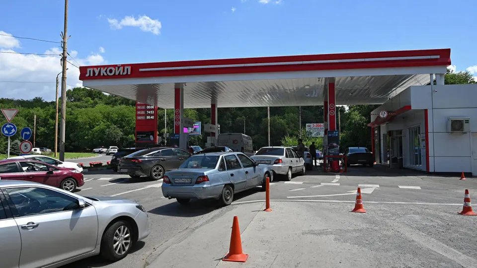 Цена на белорусский АИ‑92 за неделю выросла на 6% — до 127 тыс. руб./т; дефицит топлива после ударов по НПЗ привёл к ограничениям в регионах и вынудил власти увеличивать импорт.