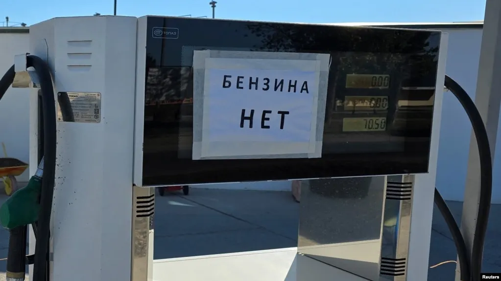 По официальным данным, за последнюю неделю июня в Севастополе зафиксирован рекордный рост цен на бензин на фоне общероссийского дефицита топлива; в ряде регионов введены ограничения на продажу.