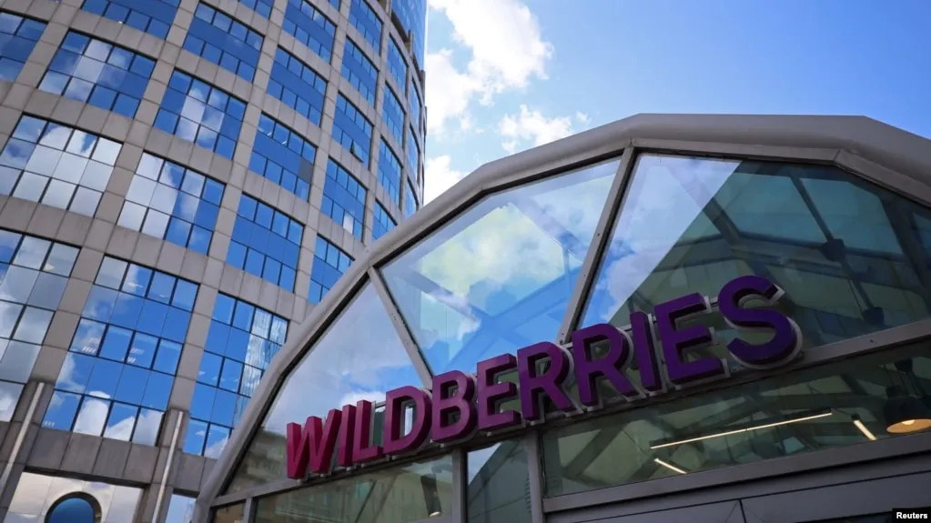Ночью были атакованы логистические объекты Wildberries в Пензенской области и Удмуртии — есть пострадавшие, сотрудники эвакуированы, на некоторых объектах продолжаются пожары. Минобороны сообщило о массовых перехватах беспилотников по всей южной и центральной России.