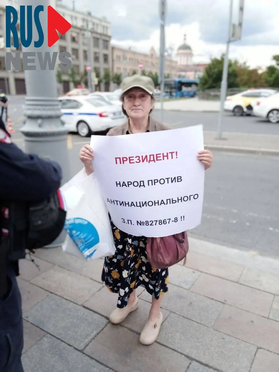 На Старой площади в Москве полицейские задержали Наталью Шамину, председателя Новосибирского областного отделения ВООПИК, которая вышла в одиночный пикет против законопроекта о передаче региональным властям права исключать памятники из государственной охраны.