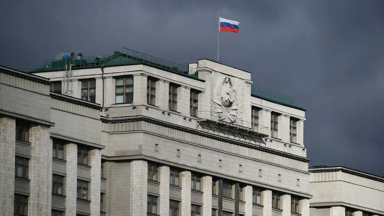Новый законопроект предлагает широкий набор ограничений для россиян, уехавших из страны: блокировка банковских услуг, заморозка имущества, отказ в государственных услугах и внесение в особый реестр. Документ может вступить в силу сразу после публикации.