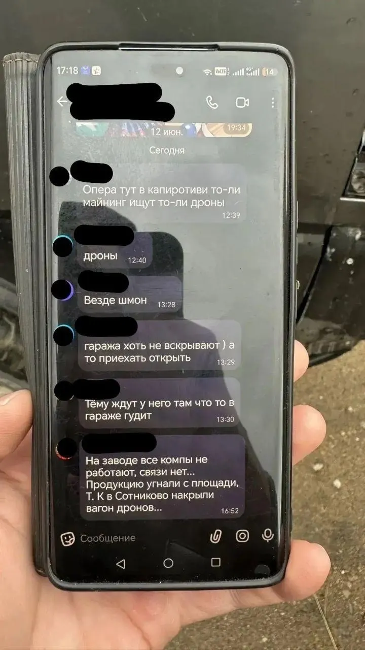В районе поселка Восточный проходят проверки: жителей просят обращать внимание на подозрительные машины и людей и сообщать в полицию. Сведения о «вагоне с дронами» официально не подтверждены.