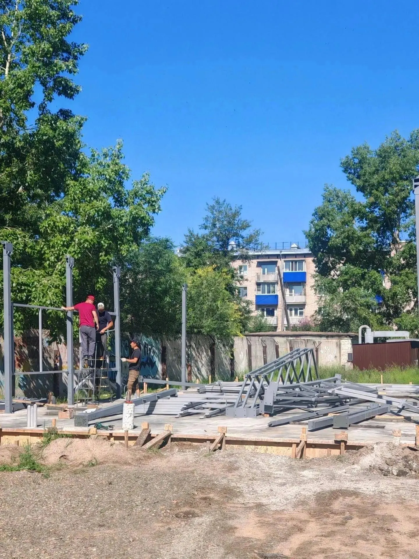 Модульный учебный корпус площадью 221,3 м² с тремя классами и вместимостью до 60 человек возводят к началу учебного года. Колледж получил 40 млн ₽ на оборудование и учебные стенды.