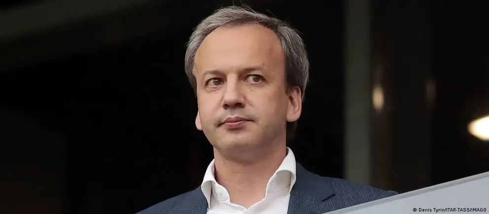 Аркадий Дворкович заявил, что будет оспаривать в суде включение в санкционный список ЕС и до решения суда добровольно отказался от исполнения полномочий президента Международной шахматной федерации; его обязанности примет Вишванатан Ананд.