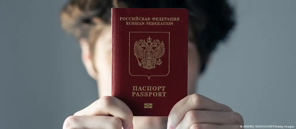 Под давлением Франции и Италии проект запрета на краткосрочные визы для россиян пересмотрен: ограничения планируется вводить лишь для тех, кто непосредственно участвовал в боевых действиях в Украине, при этом расширены гуманитарные и служебные исключения.