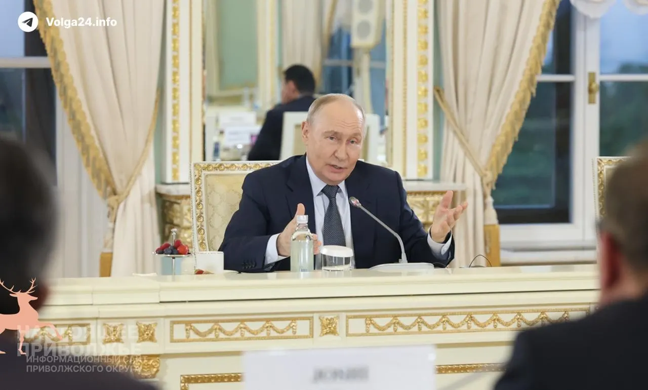 Президент заявил, что проблемы на внутреннем топливном рынке носят временный характер и во многом созданы извне; ВВП России за пять месяцев вырос на 0,2%, в мае — на 0,3%.