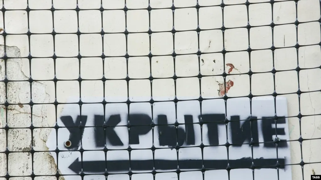 После серии ударов беспилотников и ракет в Калужской, Белгородской областях, а также на территории Крыма зафиксированы пожары, разрушения инфраструктуры и перебои в подаче ресурсов; спасатели и оперативные службы работают на местах.