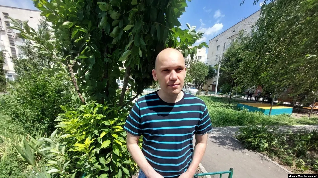 В обновлённый список «Крымской солидарности», который Минюст расширил до 137 человек, попал инвалид I группы Игорь Никитенко. Правозащитники говорят о произвольных включениях и возможных штрафах и уголовной ответственности для «участников» реестра.