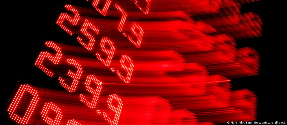 Из‑за регулярных ударов по нефтеперерабатывающим заводам Россия временно запретила экспорт всех видов топлива, включая дизель. Решение вызвало резкий рост цен и создало риск дефицита в ряде стран.